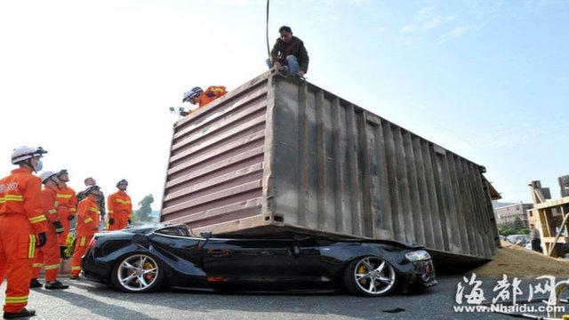 Audi, strivit de un container