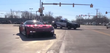 Aston Martin, livrat în SUA cu escortă a poliției