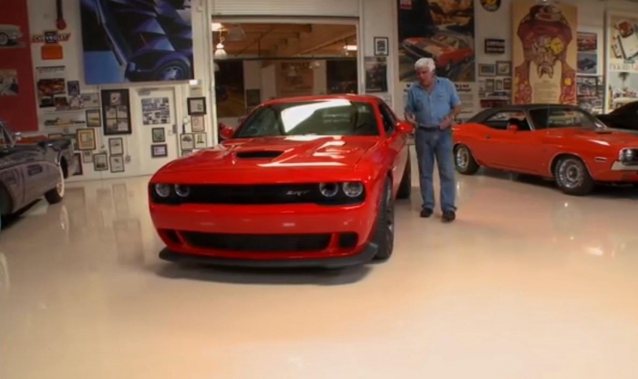Jay Leno se distrează cu un Challenger Hellcat