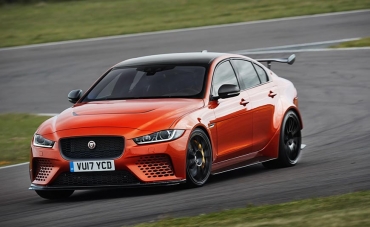 Jaguar prezintă cea mai puternică mașină de stradă de până acum - 2018 XE SV Project 8 :: VIDEO