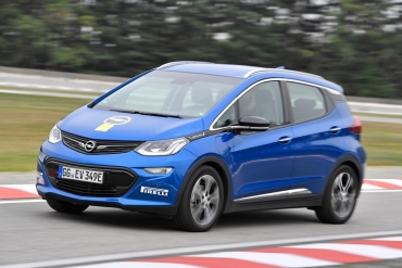 Premiul `Volanul de aur` la categoria `mașini mici` a fost câștigat de Opel Ampera E