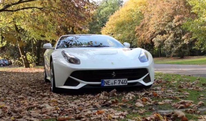 302 km pe oră cu un Ferrari