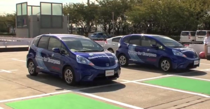 Maşina care îşi caută singură loc de parcare