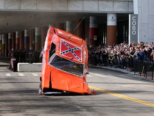 Cascadorie cu mașina făcută celebră de serialul 'Dukes of Hazzard' - VIDEO