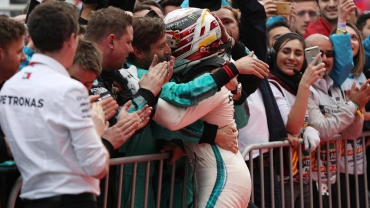 Hamilton câștigător la capătul unei curse-spectacol