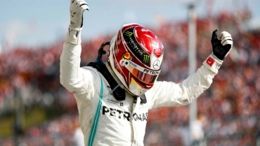 Hamilton îl hăituiește pe Verstappen toată cursa din Ungaria iar în final îi smulge victoria!