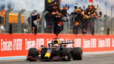 Verstappen câștigă în Franța după o depășire pe final asupra lui Hamilton!