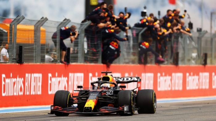 Verstappen câștigă în Franța după o depășire pe final asupra lui Hamilton!