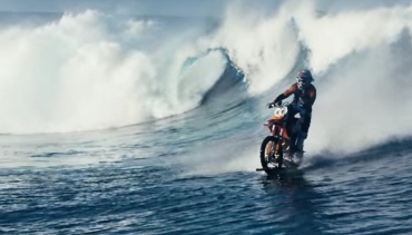  VIDEO: Surf cu motocicleta