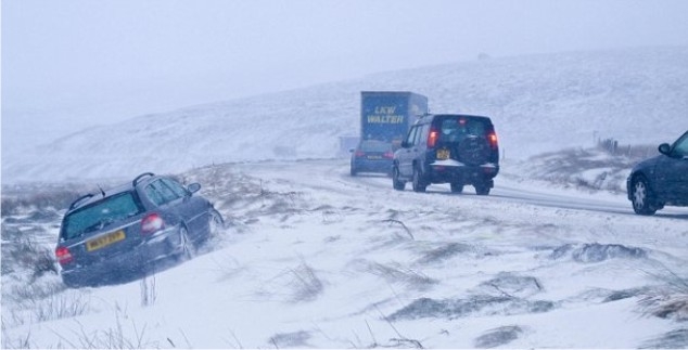 Trafic rutier întrerupt pe 3 autostrăzi şi 25 de drumuri naţionale