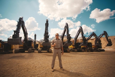 Excavatoarele Volvo se antrenează cu Dolph Lundgren