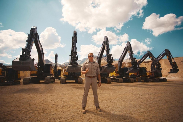 Excavatoarele Volvo se antrenează cu Dolph Lundgren
