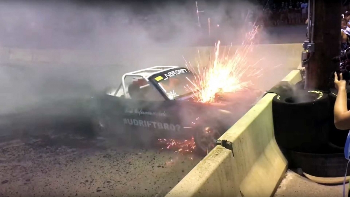 Imagini demne de Fast and Furious: Mazda Miata V8 în flăcări