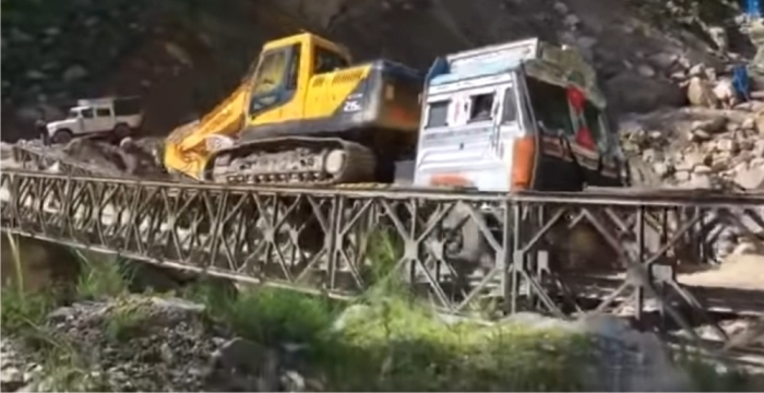 Prăbuşire îngrozitoare a unui pod din nordul Indiei surprinsă pe filmare