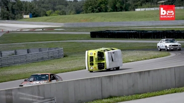 Un VW Camper care merge pe o laterală a făcut senzaţie în circuitul LeMons