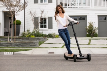 Cycleboard este o îmbinare între o trotinetă şi un longboard