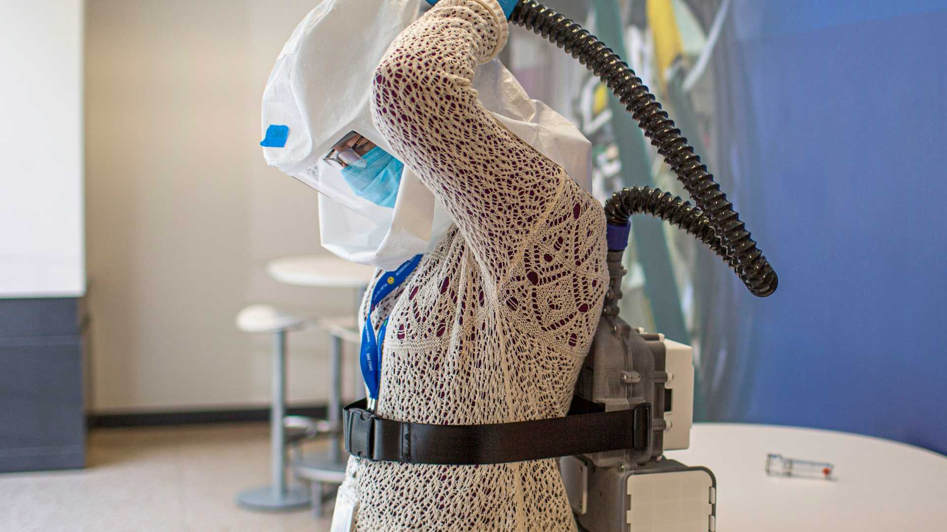 Companiile auto din SUA produc ventilatoare medicale, măști și halate