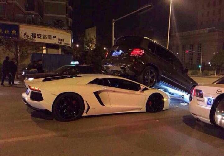 Accident spectaculos cu un Aventador