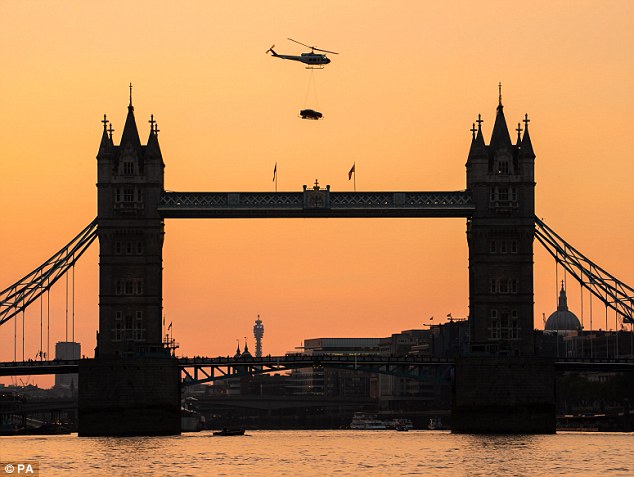 Elicopter, Tower Bridge, vedete, muzica si noul Jaguar XE