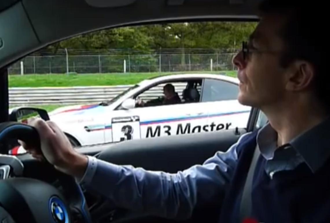 “Liniuţă” inedită între două BMW