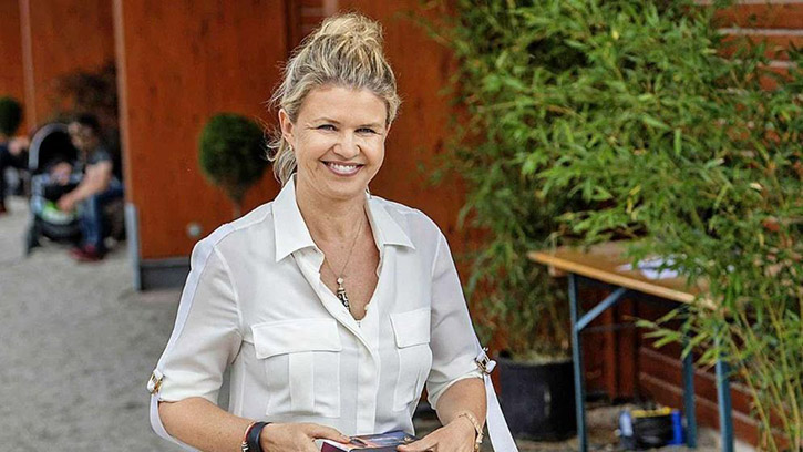 Corinna zambeste din nou