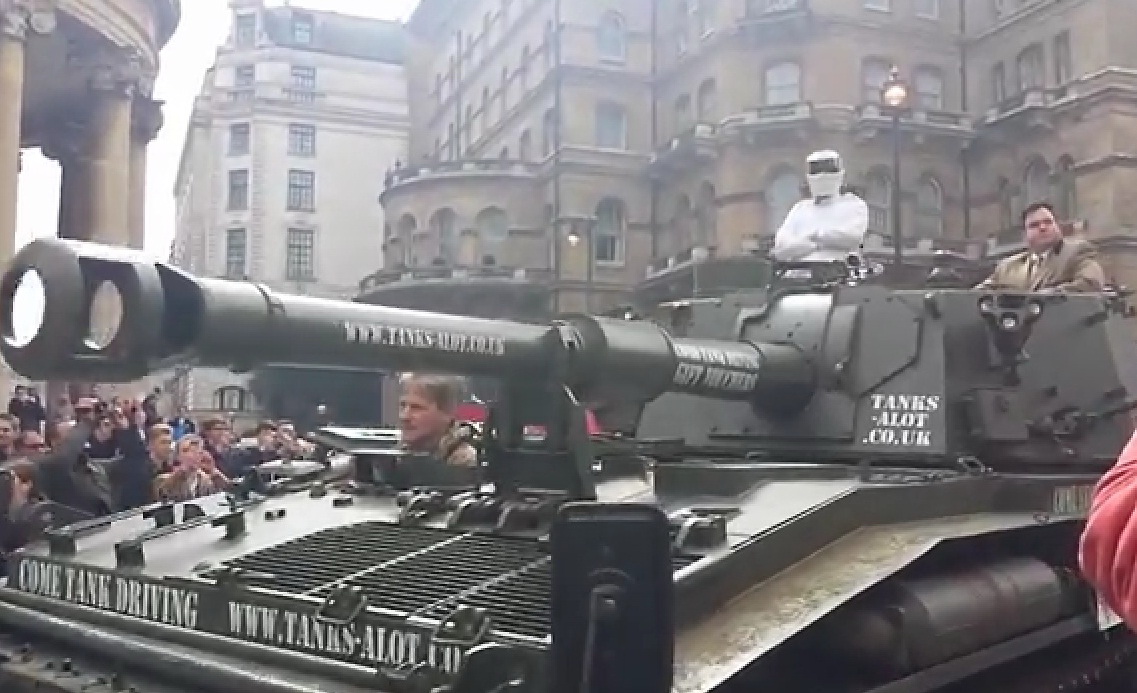 Clarkson a scos tancul în stradă