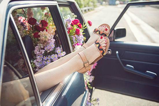 Flori, fete și mașini