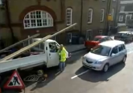 Mazda 2, femeile stiu sa parcheze