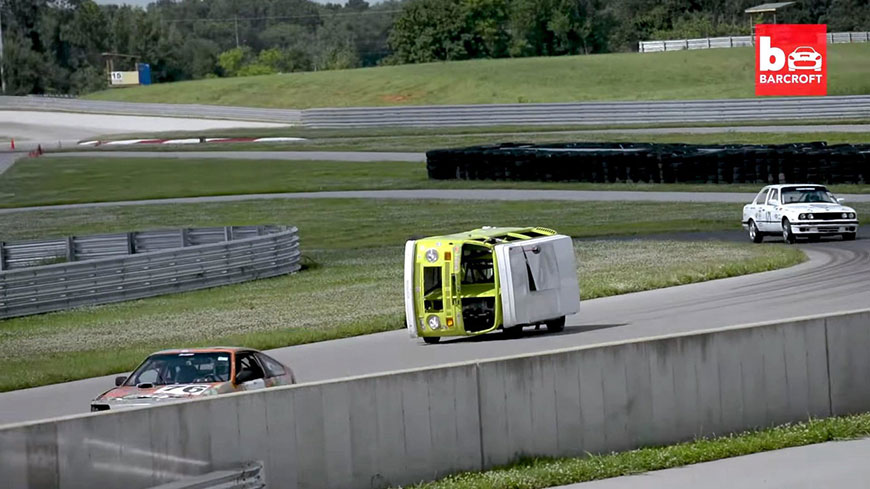 Un VW Camper care merge pe o laterală a făcut senzaţie în circuitul LeMons